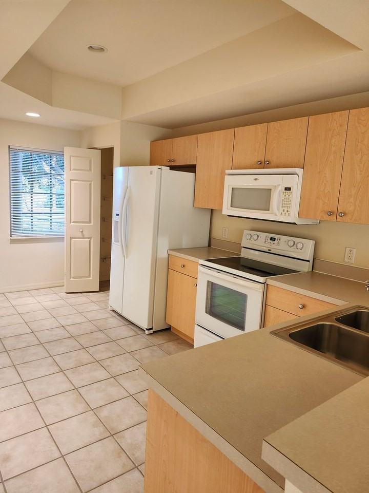 1216 Rio De Janeiro Ave #301 - Photo 4 of 15