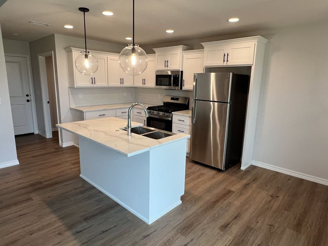 665 W Pinewood - Photo 3 of 16