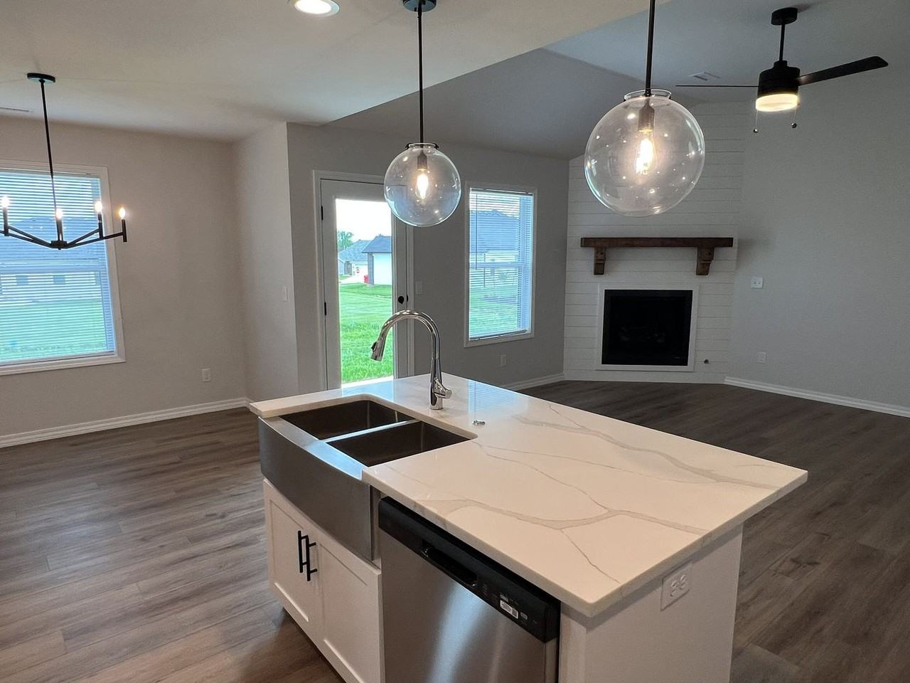 665 W Pinewood - Photo 4 of 16