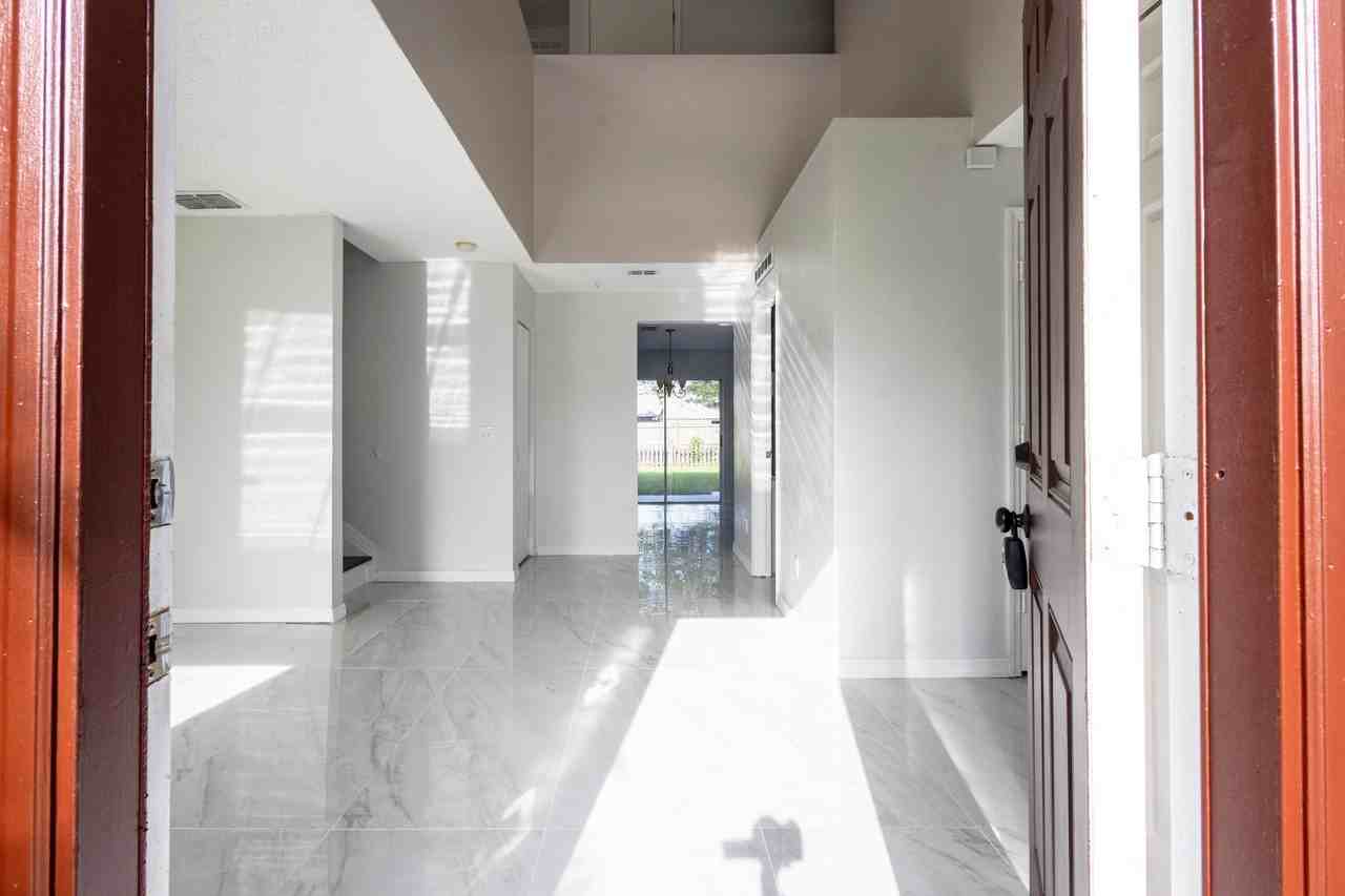 1401 Sw Heather St - Photo 3 of 44