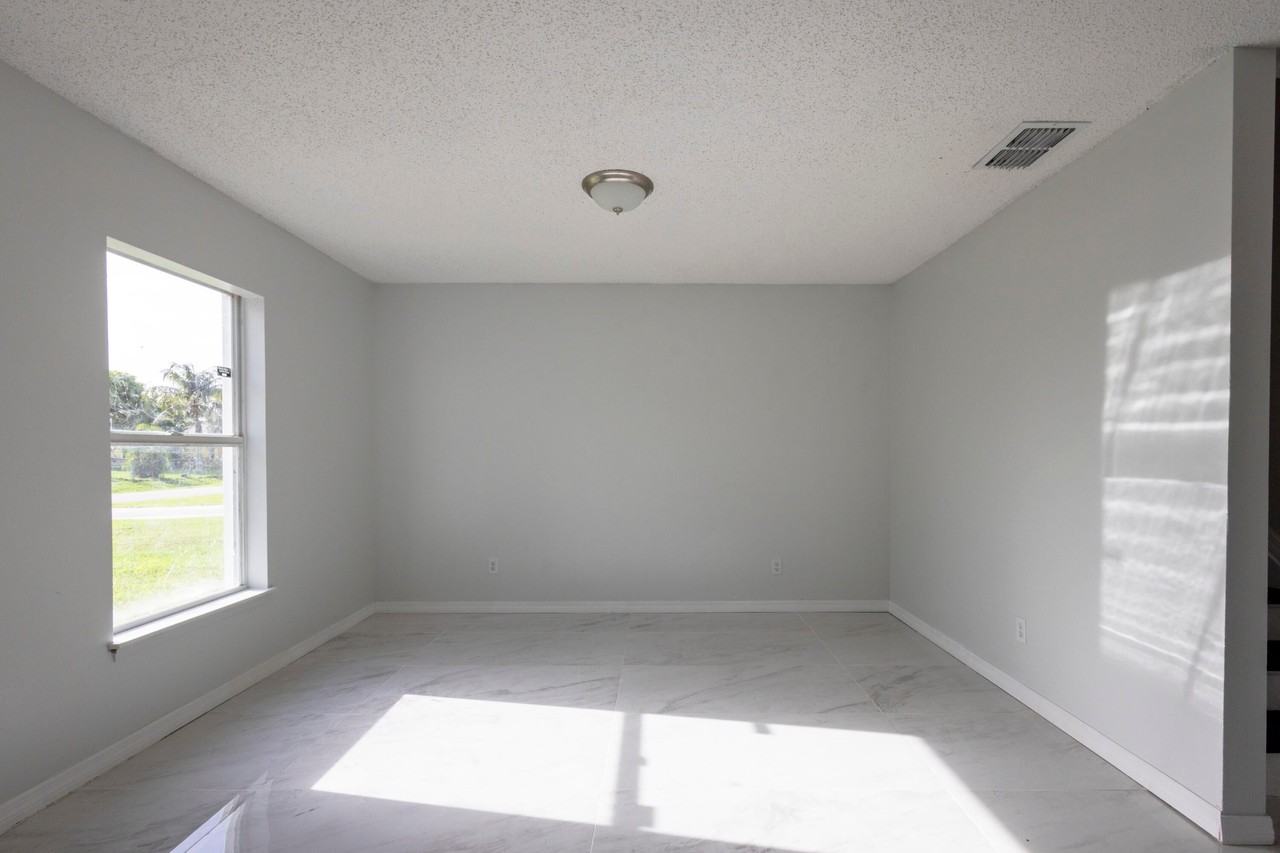 1401 Sw Heather St - Photo 5 of 44