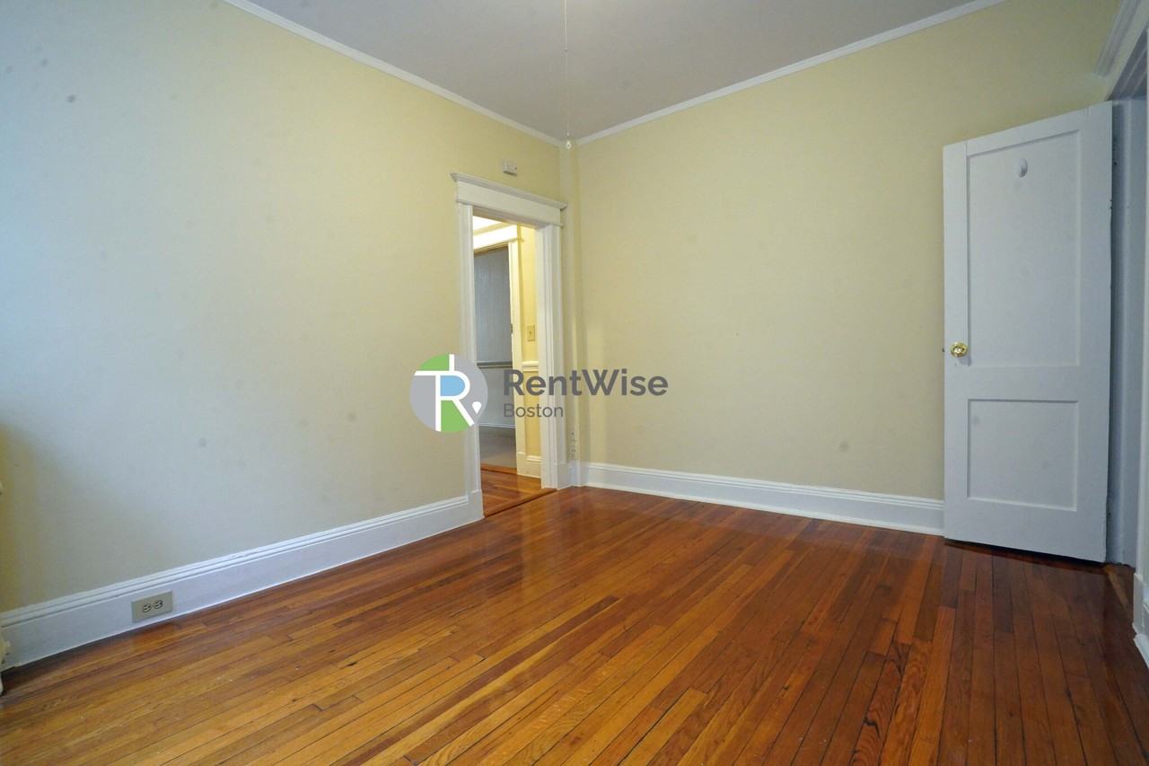 60 Woodstock Avenue #5 - Photo 2 of 10