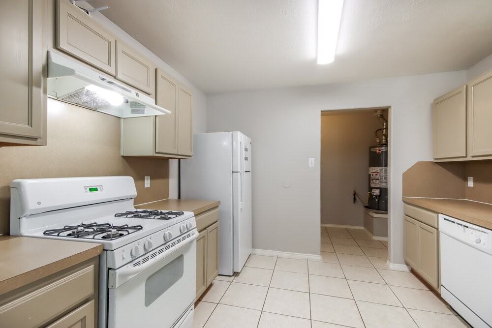21243 Linden House Ct - Photo 7 of 25