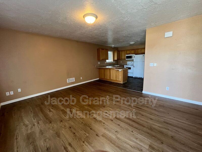 975 Eve Dr #1 - Photo 3 of 9