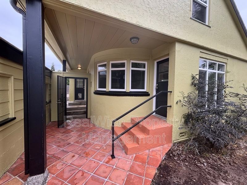 364 W Selmar Ct - Photo 2 of 24