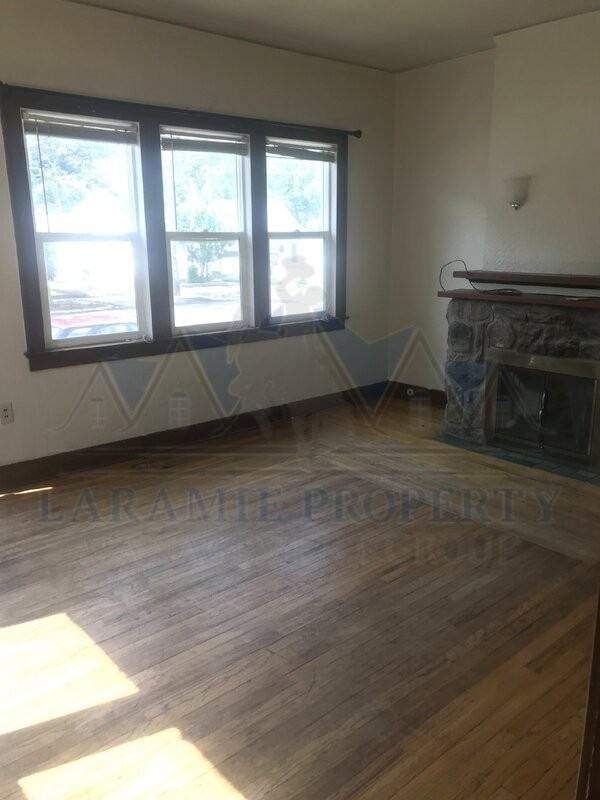 515 E Lewis St - Photo 5 of 8