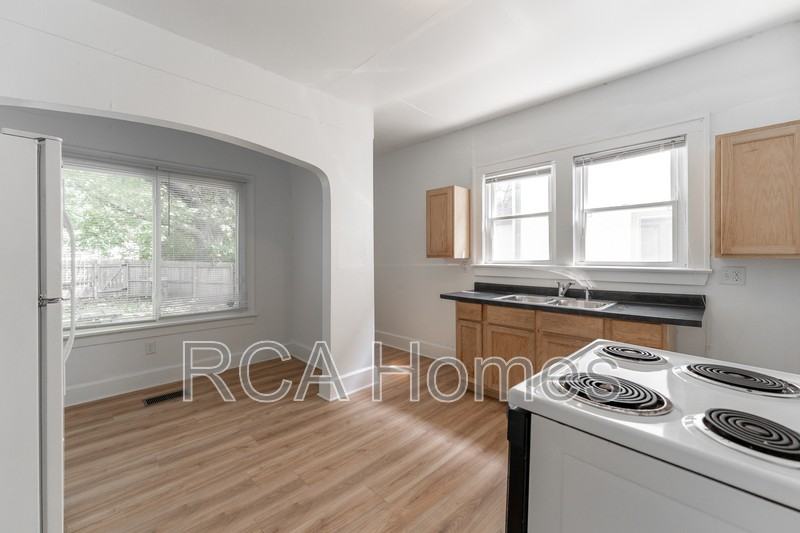 1125 N Dearborn St - Photo 3 of 11