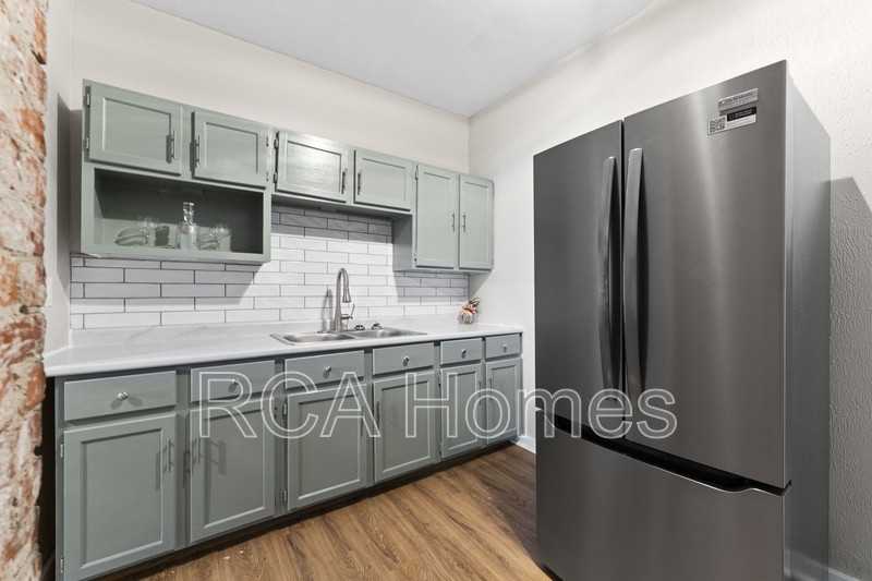 1441 E 11th St - Photo 5 of 13