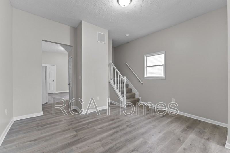 2912 N Kenwood Ave - Photo 2 of 14