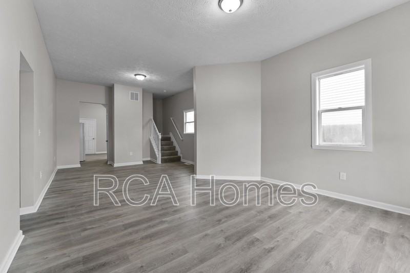 2912 N Kenwood Ave - Photo 3 of 14