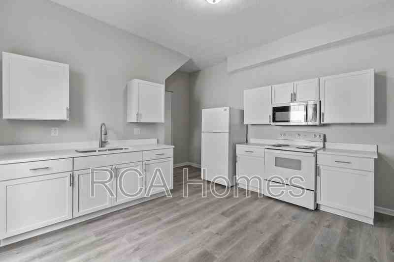 2912 N Kenwood Ave - Photo 4 of 14