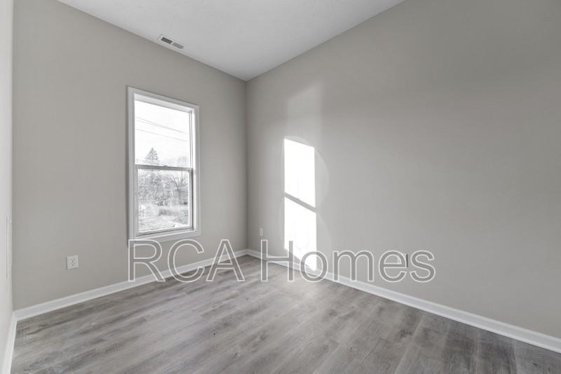2912 N Kenwood Ave - Photo 6 of 14
