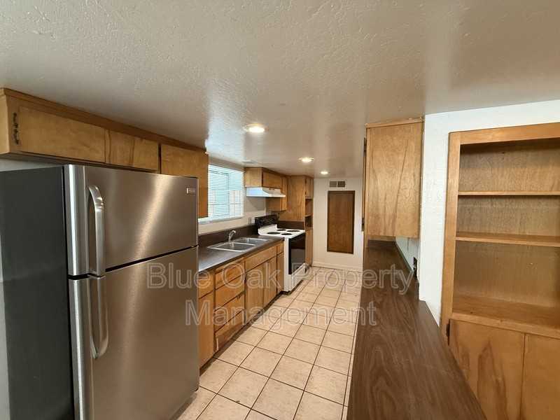 918 Orient St #B - Photo 3 of 8