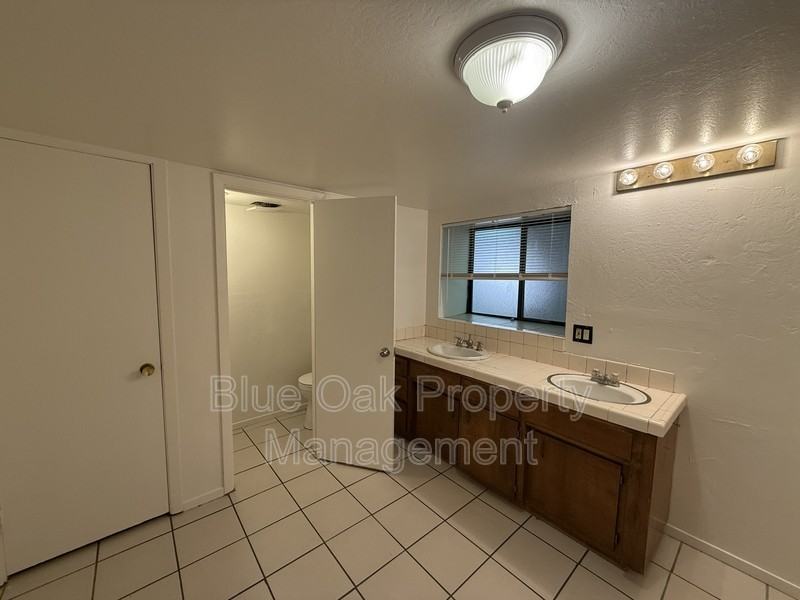 918 Orient St #B - Photo 7 of 8