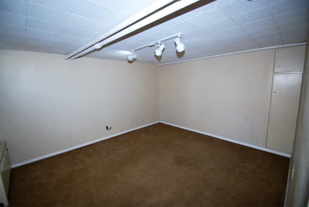 234 E 100 N - Photo 4 of 11