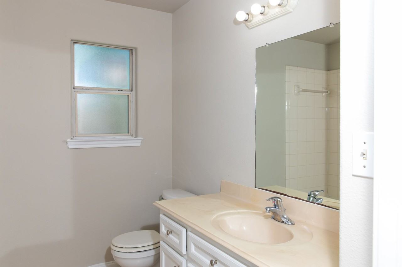 Duplex For Lease - Photo 4 of 41