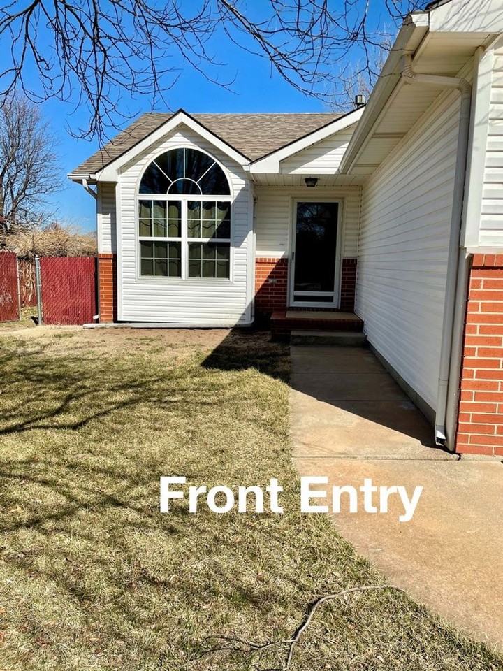 720 Deerfield Cir - Photo 2 of 19