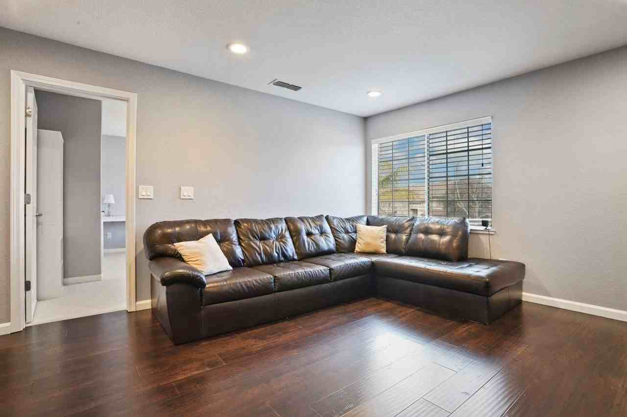 1342 Windsong Dr - Photo 5 of 25