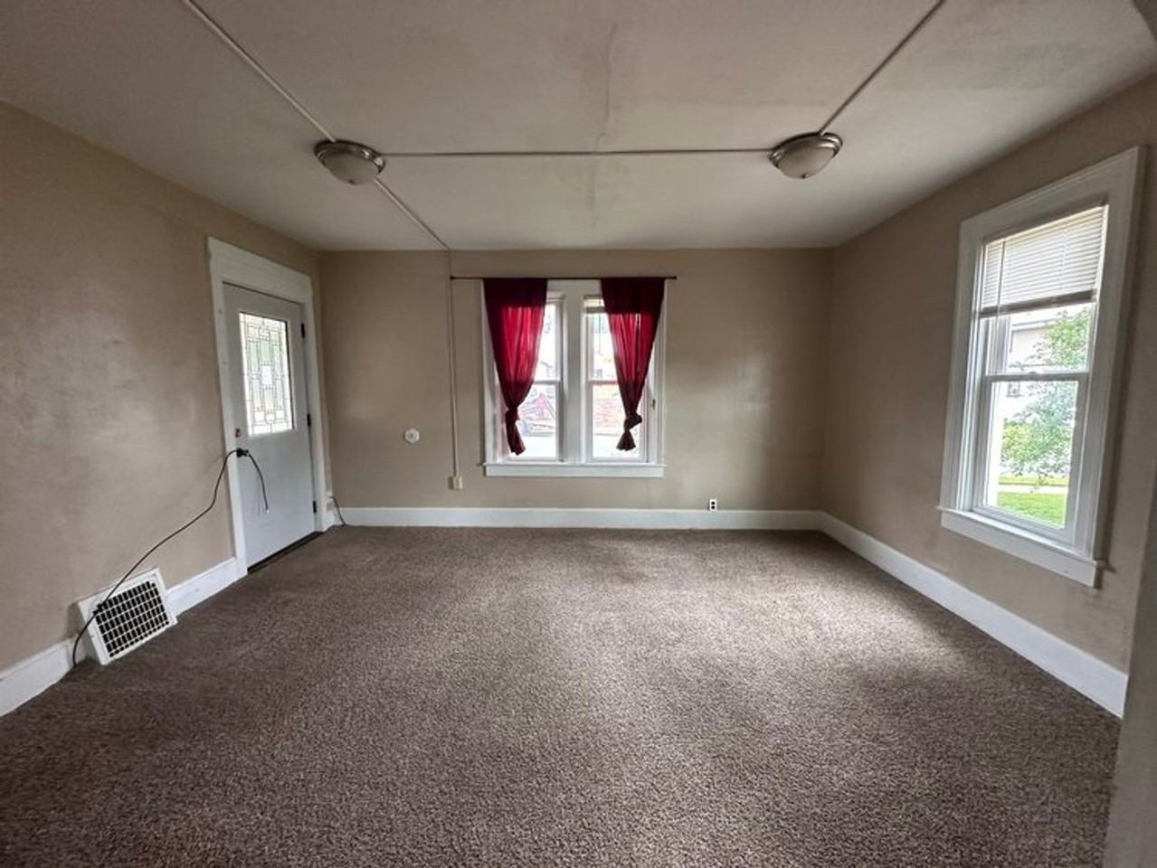 208 N Cleveland St - Photo 5 of 10