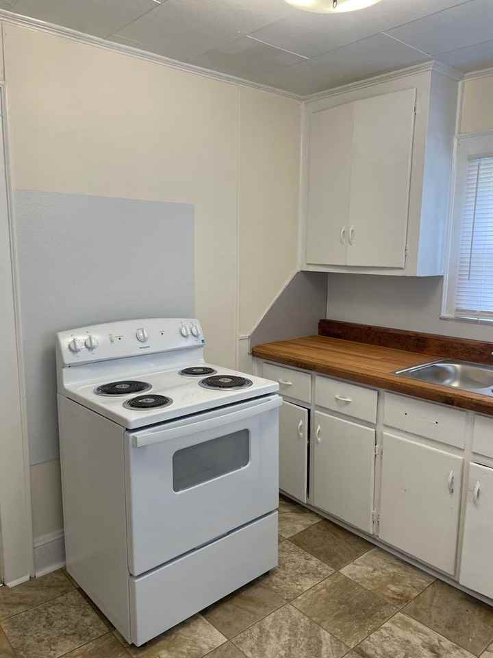 420 N Elm St - Photo 7 of 21