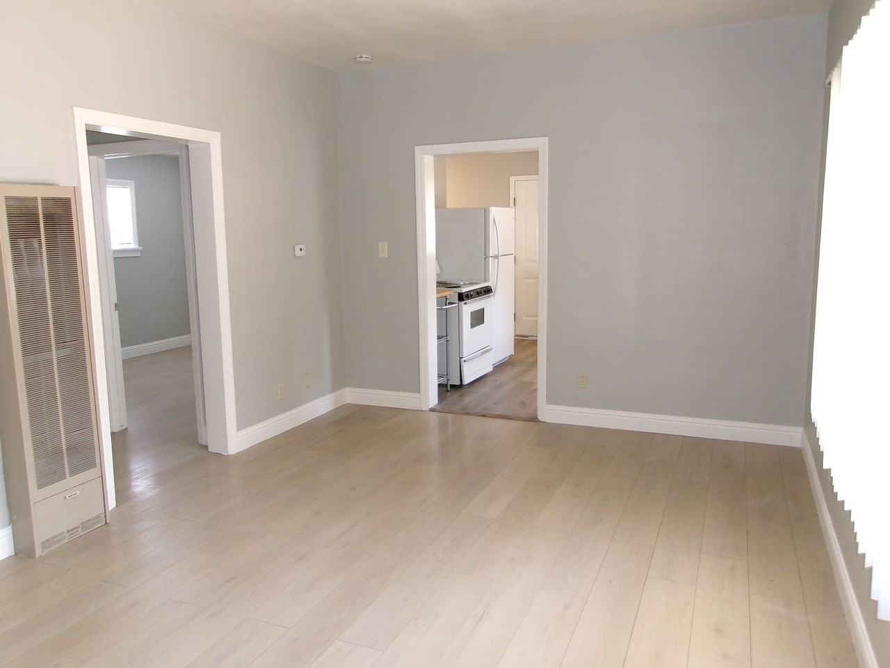 1018 1/2 E St - Photo 4 of 12