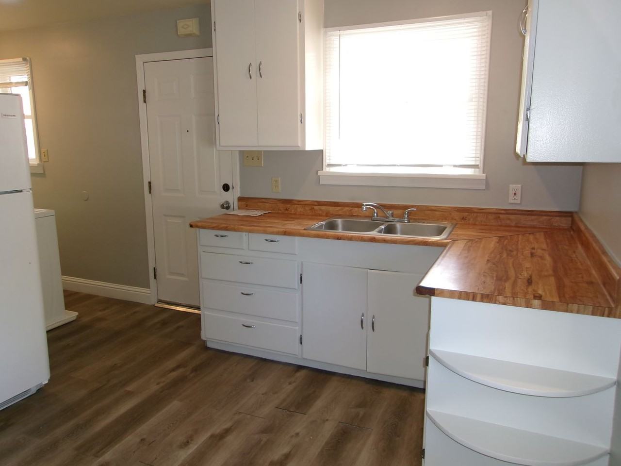 1018 1/2 E St - Photo 5 of 12