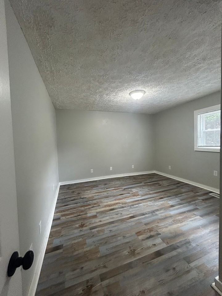 642 N Elm St - Photo 4 of 10