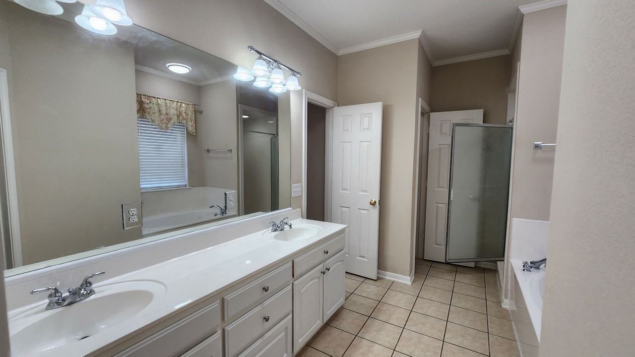 1024 Heatherwood - Photo 3 of 39