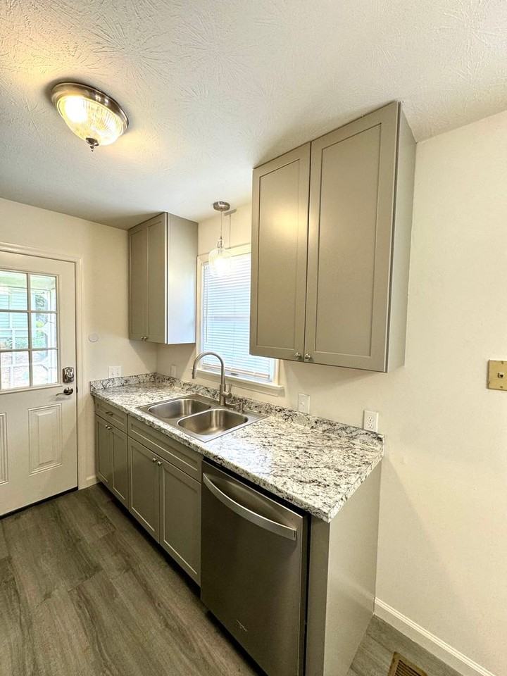 125 Stover St - Photo 7 of 15
