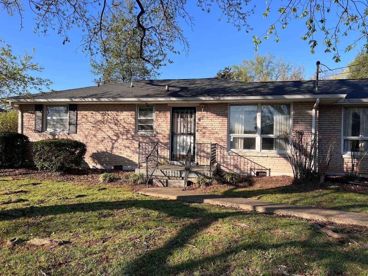 728 Robert Burns Dr - Photo 2 of 37