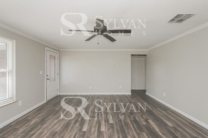 7829 Glencoe Dr - Photo 3 of 16