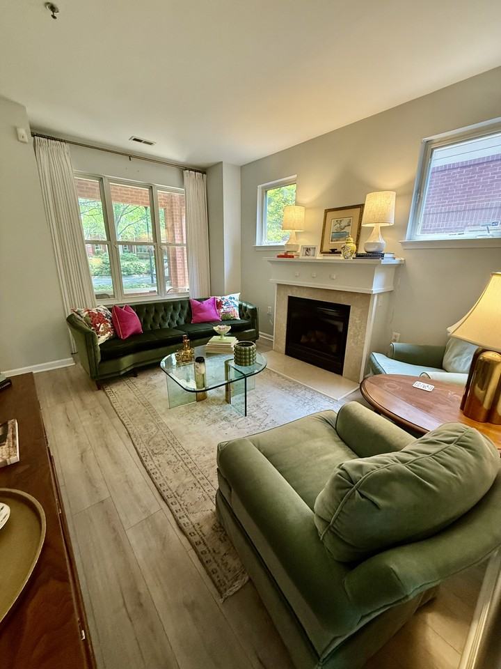 542 E 9th St #1 - Photo 2 of 9