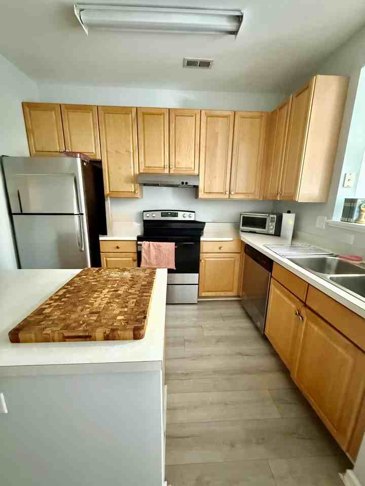 542 E 9th St #1 - Photo 3 of 9