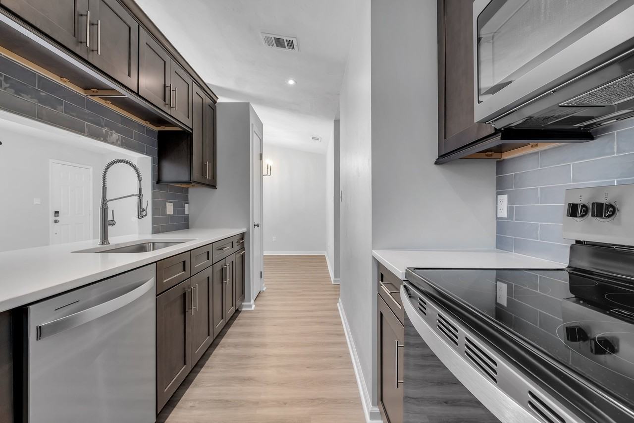 315 Whetherbine Way E - Photo 3 of 14