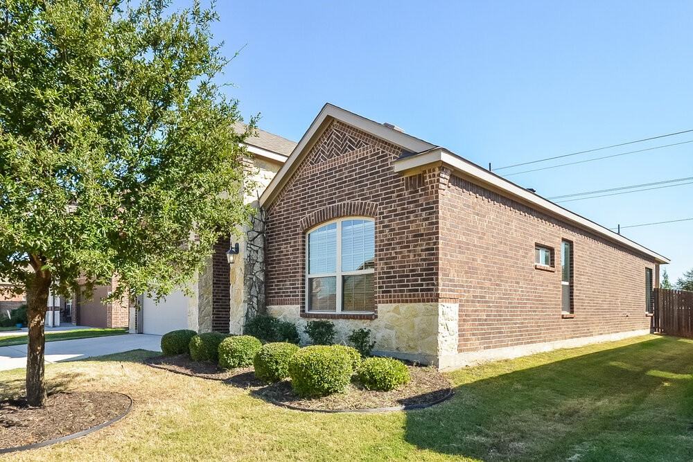 1805 Lake Pine Dr - Photo 3 of 16