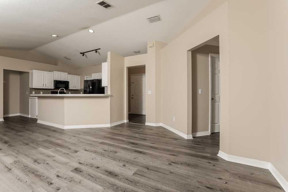 210 Bloxam Ave - Photo 3 of 16