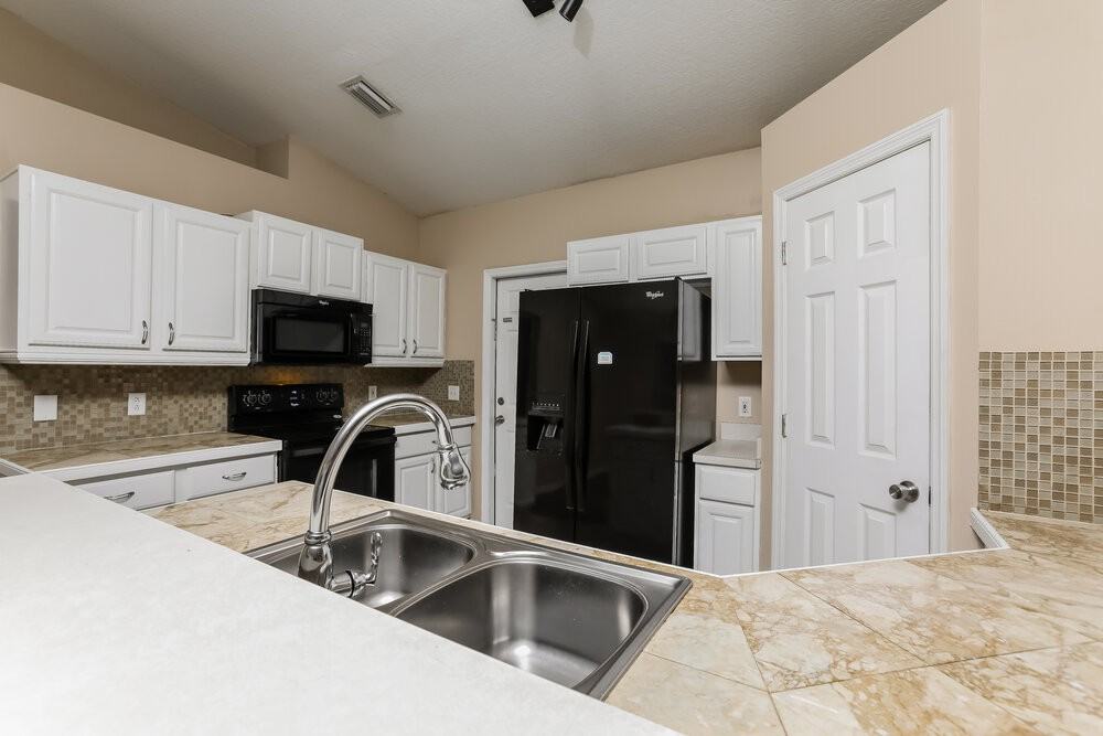 210 Bloxam Ave - Photo 5 of 16