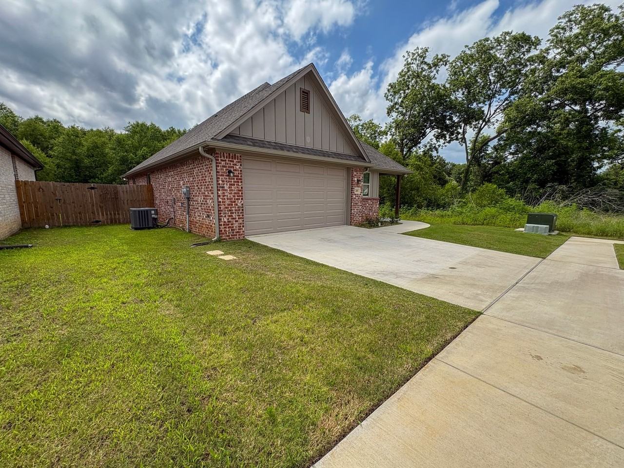 205 Lindsey Ln - Photo 2 of 25