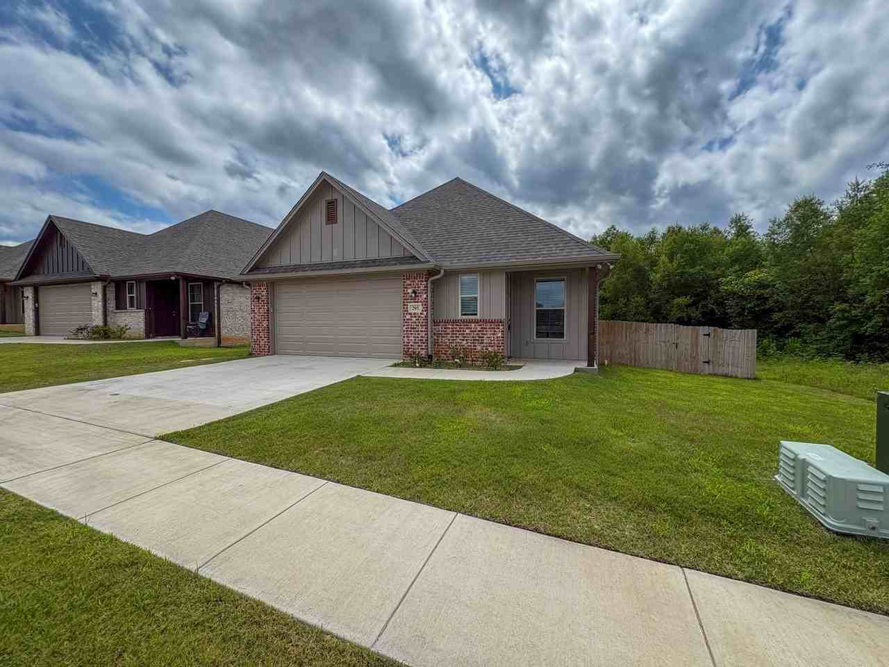 205 Lindsey Ln - Photo 3 of 25