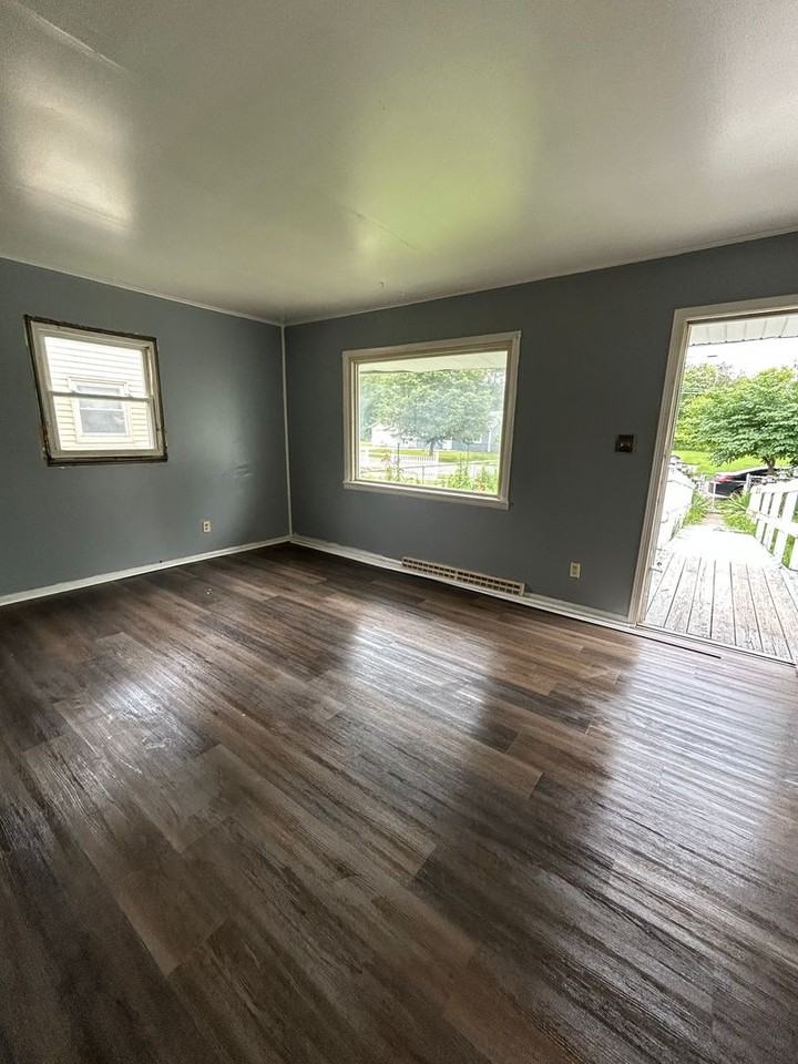 129 N Chicago St - Photo 3 of 21