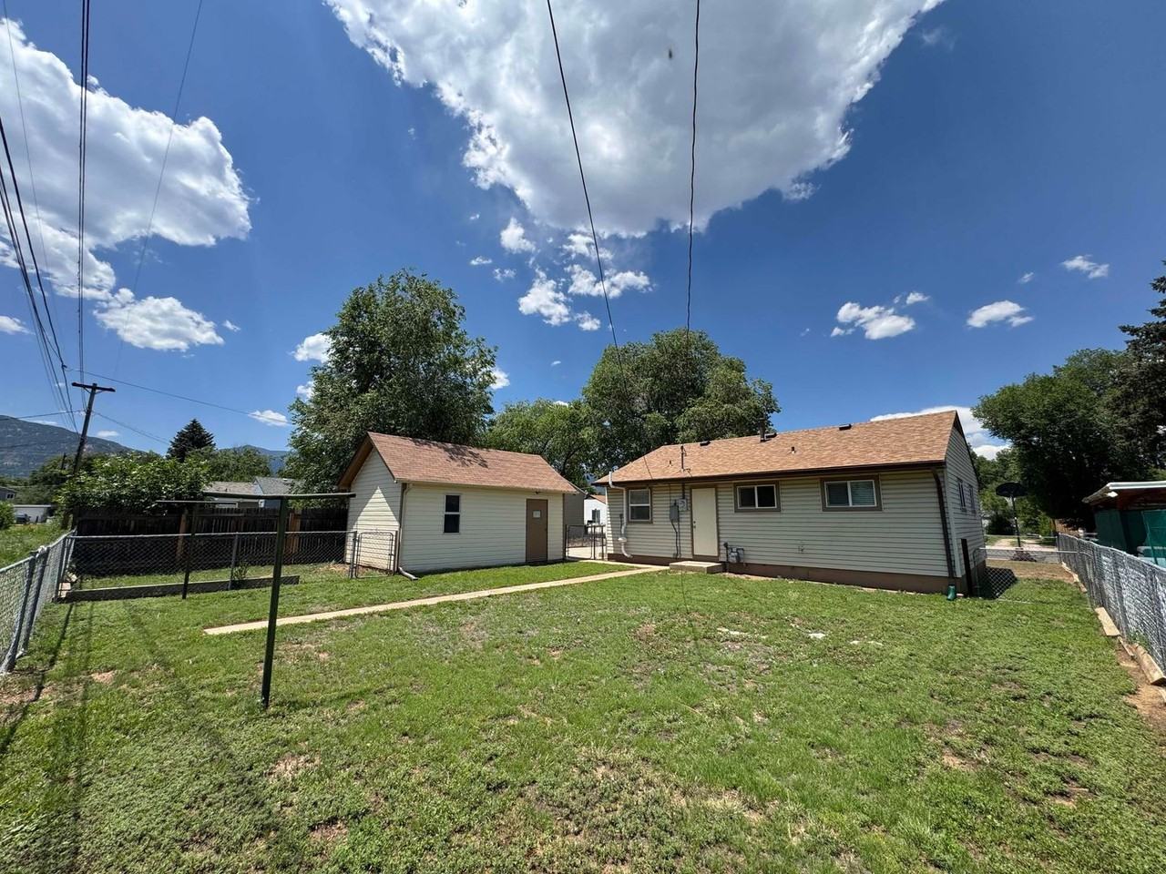 1205 Aspen Ave - Photo 2 of 12