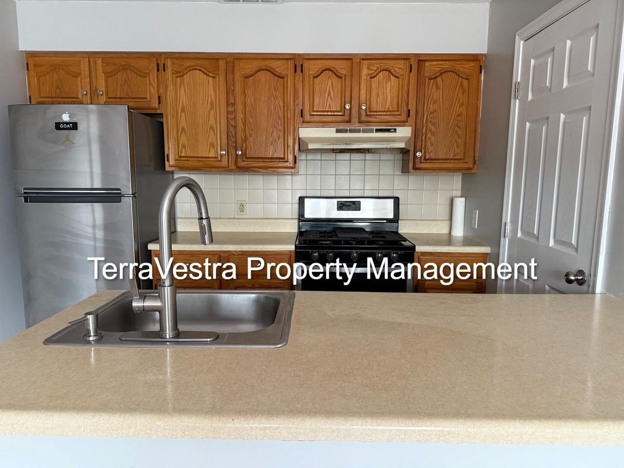 176 N Broadway - Photo 4 of 14