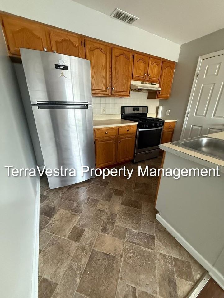 176 N Broadway - Photo 5 of 14