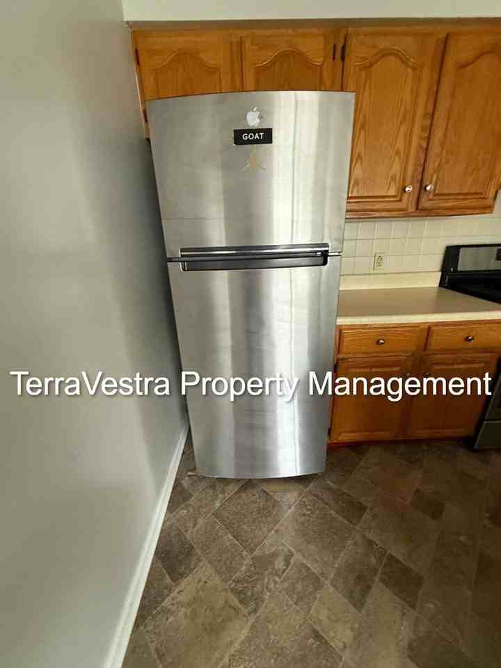 176 N Broadway - Photo 7 of 14