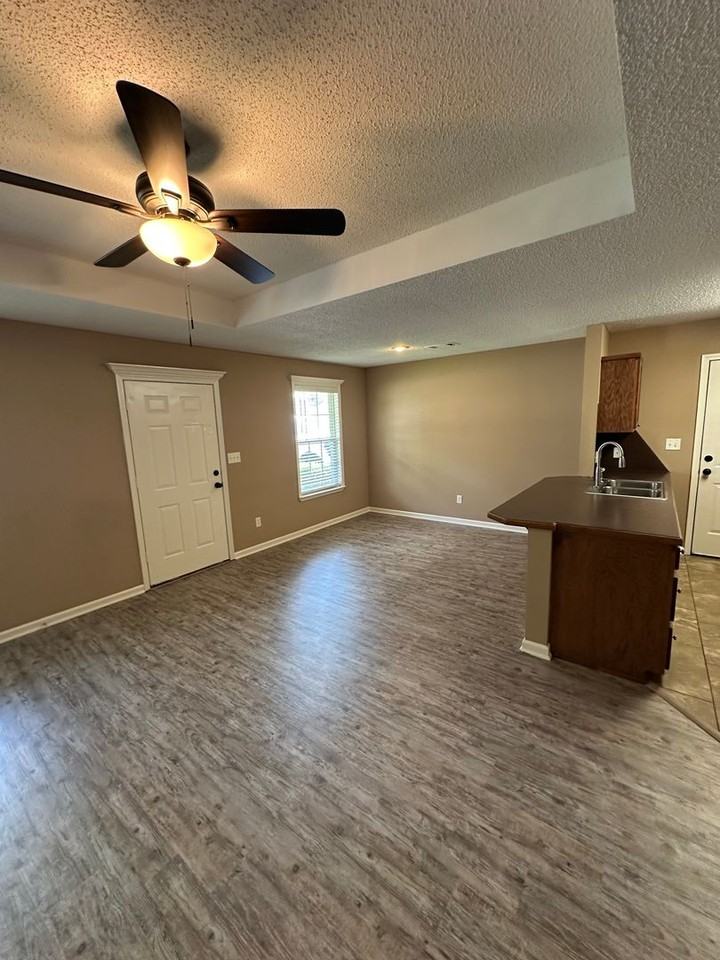 107 Butterfield Xing - Photo 3 of 15