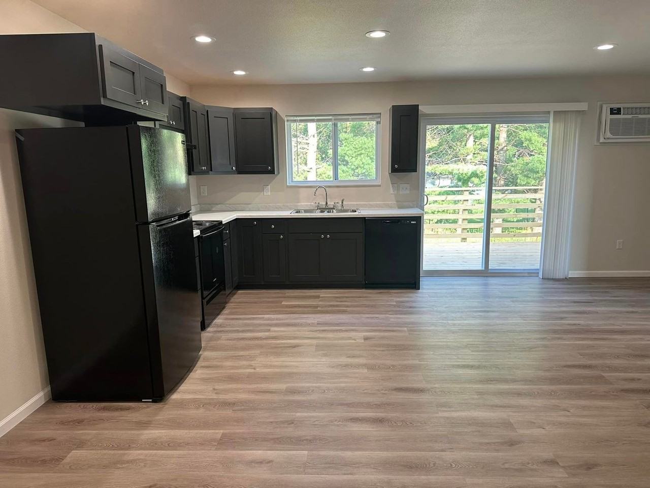 308 Brock Ave - Photo 2 of 5