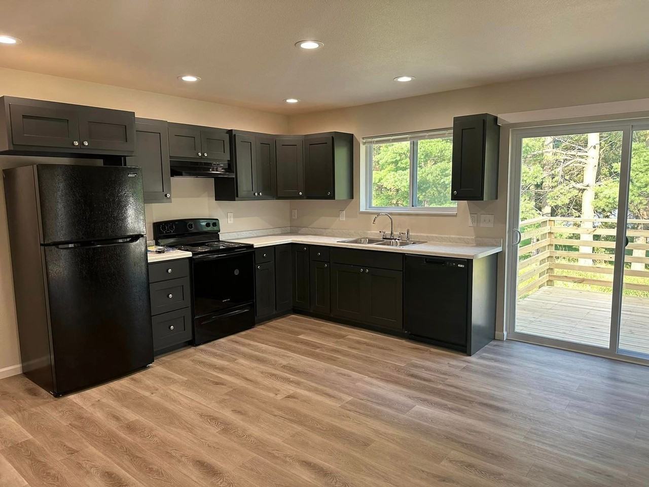 308 Brock Ave - Photo 3 of 5