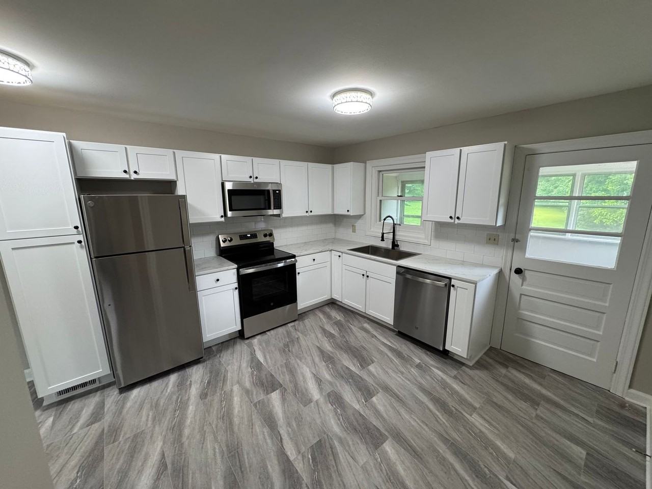 2112 N Stewart Ave - Photo 2 of 9