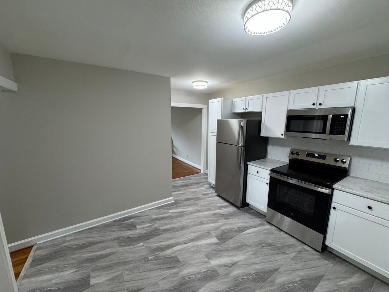 2112 N Stewart Ave - Photo 3 of 9