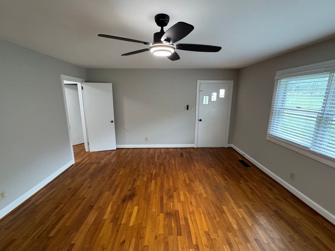 2112 N Stewart Ave - Photo 4 of 9